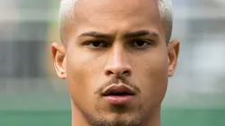 PR - Curitiba - 06/11/2022 - BRASILEIRO A 2022, CORITIBA X FLAMENGO - Joao Gomes jogador do Flamengo durante execucao do hino nacional antes da partida contra o Coritiba no estadio Couto Pereira pelo campeonato Brasileiro A 2022. Foto: Robson Mafra/AGIF