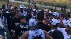 Torcida do Atlético-MG vai ao CT e cobra Coudet antes de clássico