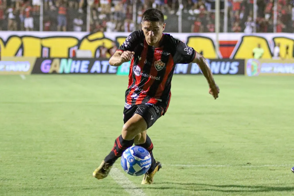 Foto: Renan Oliveira/AGIF - Osvaldo volsta a reforçar o Vitória