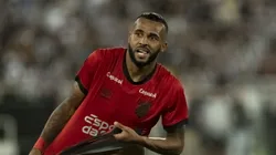 RJ - RIO DE JANEIRO - 31/05/2023 - COPA DO BRASIL 2023, BOTAFOGO X ATHLETICO-PR - Alex Santana jogador do Athletico-PR comemora gol marcado de penalti em decisao durante partida contra o Botafogo no estadio Engenhao pelo campeonato Copa do Brasil 2023.