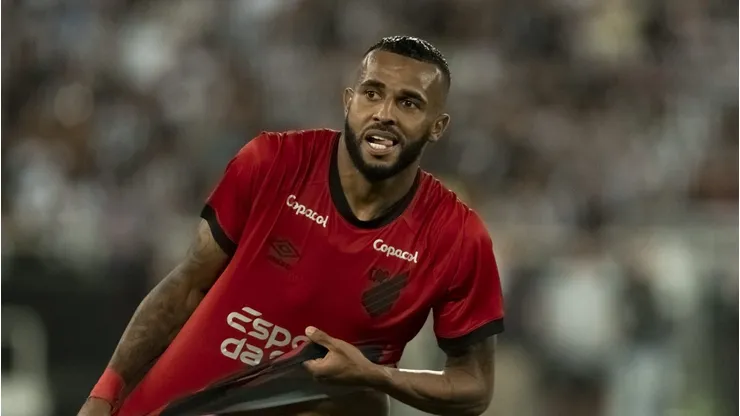 RJ - RIO DE JANEIRO - 31/05/2023 - COPA DO BRASIL 2023, BOTAFOGO X ATHLETICO-PR - Alex Santana jogador do Athletico-PR comemora gol marcado de penalti em decisao durante partida contra o Botafogo no estadio Engenhao pelo campeonato Copa do Brasil 2023.