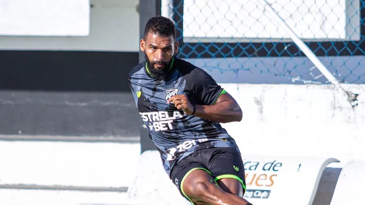 Foto: Felipe Santos/cearasc.com - Willian Maranhão era jogador do Atlético-GO em 2022.