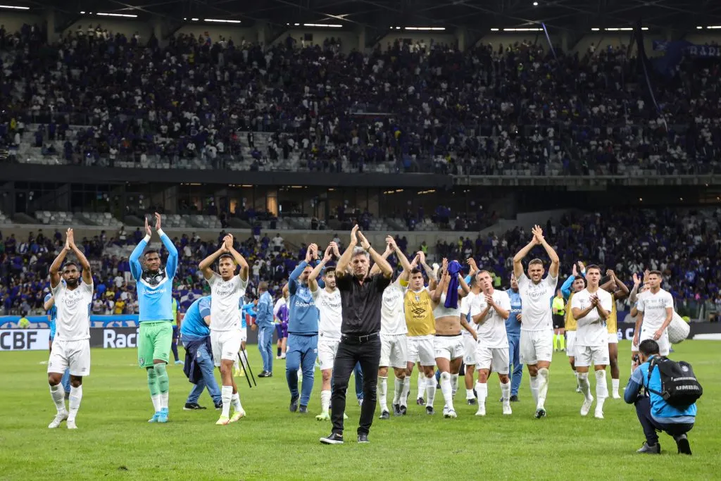 MG – BELO HORIZONTE – 31/05/2023 – COPA DO BRASIL 2023, CRUZEIRO X GREMIO – Jogadores do Gremio comemoram classificacao ao final da partida contra o Cruzeiro no estadio Mineirao pelo campeonato Copa do Brasil 2023. Foto: Gilson Junio/AGIF