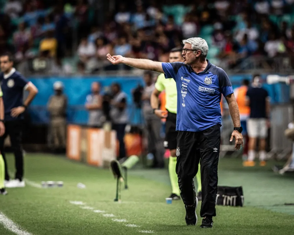Fotos: Raul Baretta/ Santos FC – Odair Hellmann é criticado pela torcida