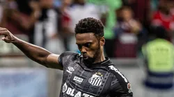 Fotos: Raul Baretta/ Santos FC - Bruno Mezenga sofre no Santos
