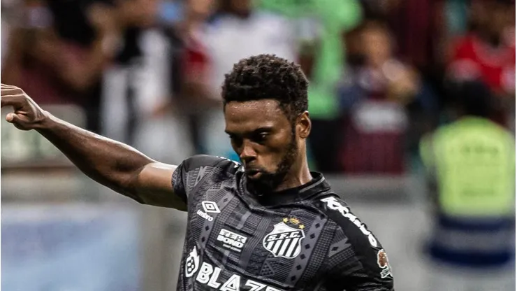 Fotos: Raul Baretta/ Santos FC - Bruno Mezenga sofre no Santos