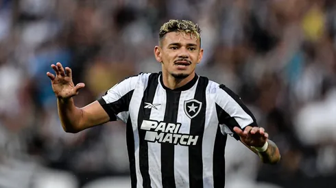 Foto: Thiago Ribeiro/AGIF - Tiquinho Soares jogador do Botafogo comemora seu gol durante partida contra o Coritiba no estadio Engenhao pelo campeonato Brasileiro A 2023.