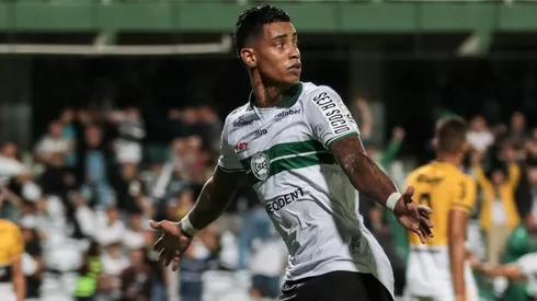 Foto: Robson Mafra/AGIF - Alef Manga: atacante deixou o Coxa recentemente