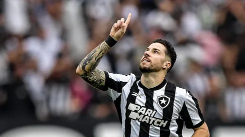 Foto: Thiago Ribeiro/AGIF - Gustavo Sauer jogador do Botafogo comemora seu gol durante partida contra o Coritiba no estadio Engenhao pelo campeonato Brasileiro A 2023.