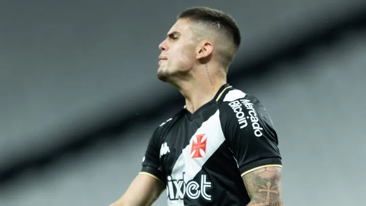 Foto: Diogo Reis/AGIF - Gabriel Pec jogador do Vasco comemora seu gol durante partida contra o Corinthians no estadio Arena Corinthians pelo campeonato Brasileiro A 2023.
