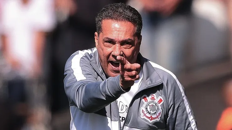 Foto: Ettore Chiereguini/AGIF - Vanderlei Luxemburgo tecnico do Corinthians durante partida contra o Bragantino no estadio Arena Corinthians pelo campeonato Brasileiro A 2023.