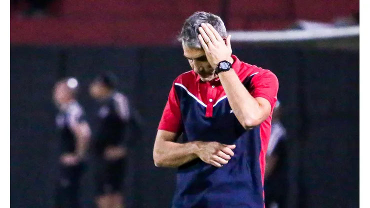 Vojvoda, técnico do Fortaleza, fala do mau momento da equipe antes de embarque da partida da Sul-Americana. Foto: Rafael Vieira/AGIF