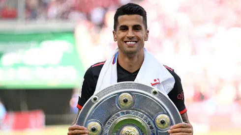 João Cancelo com a Salva de Prata foi campeão alemão com o Bayern de Munique na última temporada. Foto: Matthias Hangst/Getty Images