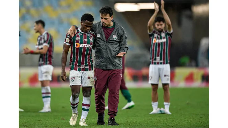 Fernando Diniz e Jhon Arias tecnico e jogador do Fluminense comemoram vitoria ao final da partida contra o Santos no estadio Maracana pelo campeonato Brasileiro A 2023. Foto: Thiago Ribeiro/AGIF