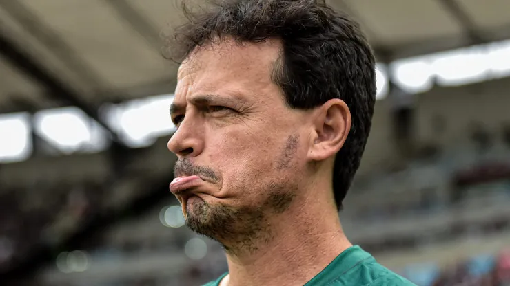 Foto: Thiago Ribeiro/AGIF - Fernando Diniz tecnico do Fluminense durante partida contra o Santos no estadio Maracana pelo campeonato Brasileiro A 2023.