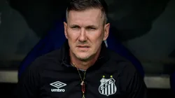 Foto: Thiago Ribeiro/AGIF - Paulo Turra, tecnico do Santos durante partida contra o Fluminense no estadio Maracana pelo campeonato Brasileiro A 2023.