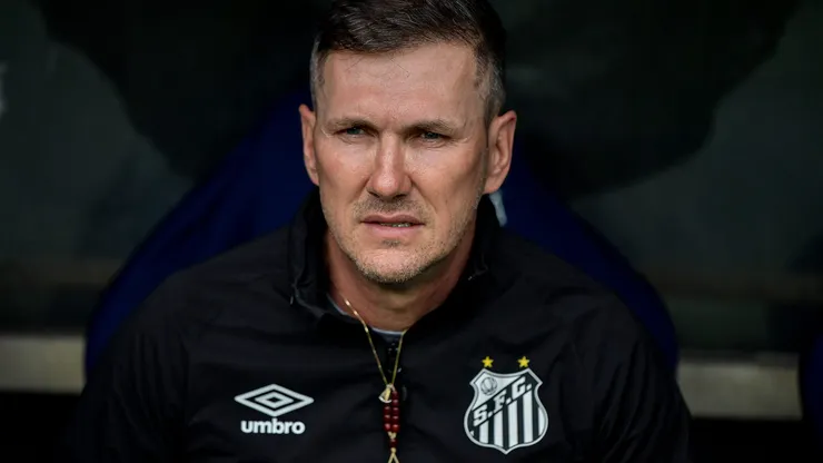 Foto: Thiago Ribeiro/AGIF - Paulo Turra, tecnico do Santos durante partida contra o Fluminense no estadio Maracana pelo campeonato Brasileiro A 2023.