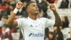 Foto: Gabriel Machado/AGIF - Arthur Gomes jogador do Cruzeiro comemora seu gol durante partida contra o Athletico-PR no estadio Arena da Baixada pelo campeonato Brasileiro A 2023.