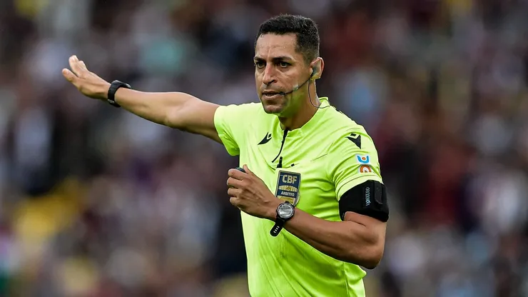 RJ - RIO DE JANEIRO - 29/07/2023 - BRASILEIRO A 2023, FLUMINENSE X SANTOS - O arbitro Rodrigo Jose Pereira de Lima durante partida entre Fluminense e Santos no estadio Maracana pelo campeonato Brasileiro A 2023. Foto: Thiago Ribeiro/AGIF