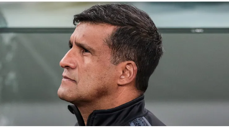 Wesley Carvalho, técnico do Athletico-PR, vai com mistão na partida contra o Cruzeiro. Foto: Robson Mafra/AGIF