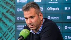 Executido de Futebol, Artur Moraes, comanda as conversas com o zagueiro. Foto: Site oficial Coritiba/Gabriel Thá