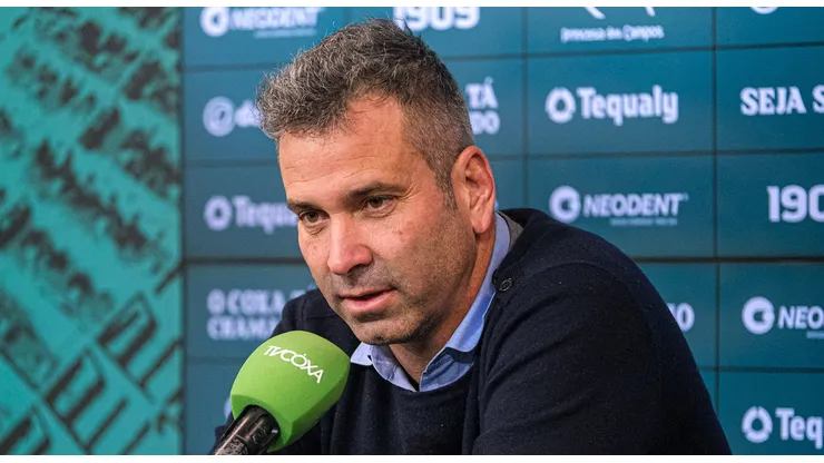 Executido de Futebol, Artur Moraes, comanda as conversas com o zagueiro. Foto: Site oficial Coritiba/Gabriel Thá