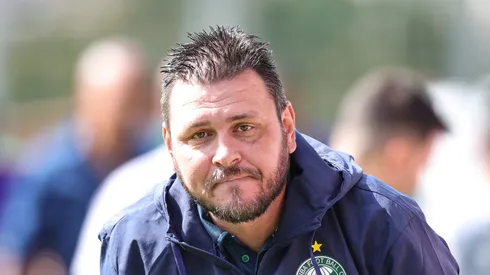 Thiago Kosloski, técnico do Coritiba, terá mais uma peça para reforçar o elenco. Foto: Gilson Lobo/AGIF
