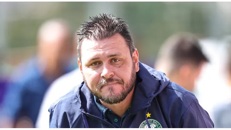 Thiago Kosloski, técnico do Coritiba, terá mais uma peça para reforçar o elenco. Foto: Gilson Lobo/AGIF