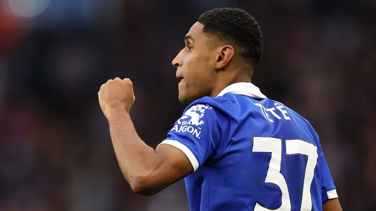 Tetê jogou pelo Leicester na última temporada e agora tem futuro incerto