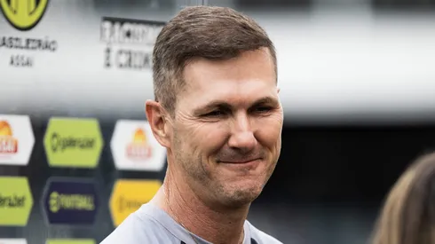 SP - SANTOS - 09/07/2023 - BRASILEIRO A 2023, SANTOS X GOIAS - Paulo Turra tecnico do Santos durante partida contra o Goias no estadio Vila Belmiro pelo campeonato Brasileiro A 2023. Foto: Abner Dourado/AGIF