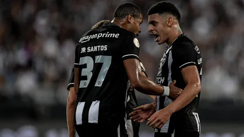 RJ - RIO DE JANEIRO - 28/05/2023 - BRASILEIRO A 2023, BOTAFOGO X AMERICA-MG - Luis Henrique jogador do Botafogo comemora seu gol com Junior Santos jogador da sua equipe durante partida contra o America-MG no estadio Engenhao pelo campeonato BRASILEIRO A 2023. Foto: Thiago Ribeiro/AGIF