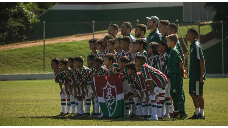 Elenco do sub-10 do Fluminense perfilado antes da partida contra o Corinthians Foto: Reprodução site oficial Fluminense/Leonardo Brasil