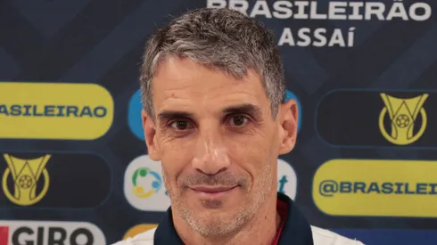 Juan Pablo Vojvoda, técnico do Fortaleza, durante entrevista antes da partida contra o Coritiba no Couto Pereira pelo Brasileirão 2023. Foto: Robson Mafra/AGIF