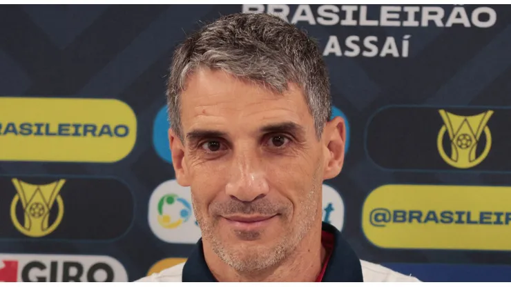 Juan Pablo Vojvoda, técnico do Fortaleza, durante entrevista antes da partida contra o Coritiba no Couto Pereira pelo Brasileirão 2023. Foto: Robson Mafra/AGIF