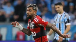 Gabigol em ação no jogo contra o Grêmio, com Luis Suárez ao fundo