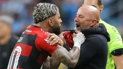 RS - PORTO ALEGRE - 26/07/2023 - COPA DO BRASIL 2023, GREMIO X FLAMENGO - Gabriel Barbosa jogador do Flamengo comemora seu gol com Jorge Sampaoli tecnico da sua equipe durante partida contra o Gremio no estadio Arena do Gremio pelo campeonato Copa do Brasil 2023. Foto: Pedro H. Tesch/AGIF