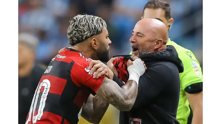 RS - PORTO ALEGRE - 26/07/2023 - COPA DO BRASIL 2023, GREMIO X FLAMENGO - Gabriel Barbosa jogador do Flamengo comemora seu gol com Jorge Sampaoli tecnico da sua equipe durante partida contra o Gremio no estadio Arena do Gremio pelo campeonato Copa do Brasil 2023. Foto: Pedro H. Tesch/AGIF