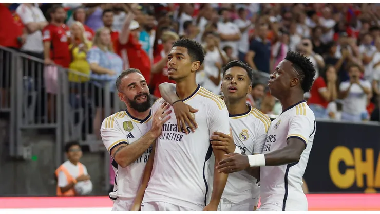 Jude Bellingham comemora com seus companheiros seu primeiro gol com a camisa do Real Madrid. Foto - Tim Warner/Getty Images