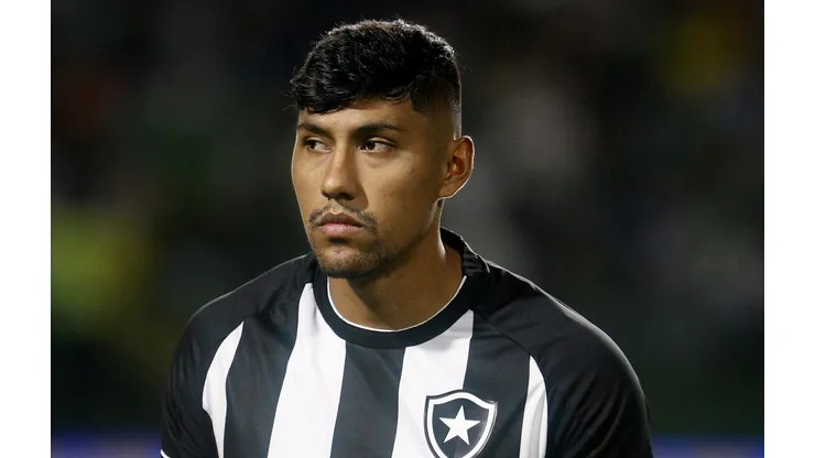 Depois de Segóvia, Textor vende mais um zagueiro para Clube da Série A