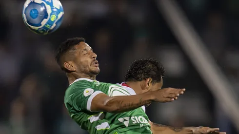 Foto: Liamara Polli/AGIF - Danrlei jogador do Chapecoense disputa lance com Lourenco jogador do Vila Nova-GO durante partida no estadio Arena Conda pelo campeonato BRASILEIRO B 2023.