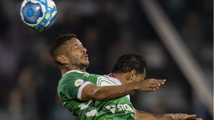 Foto: Liamara Polli/AGIF - Danrlei jogador do Chapecoense disputa lance com Lourenco jogador do Vila Nova-GO durante partida no estadio Arena Conda pelo campeonato BRASILEIRO B 2023.