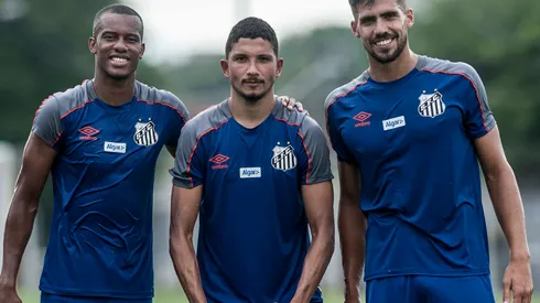 Foto: Ivan Storti/Santos FC - Noguera (à direita) troca o Nacional, vivo na Libertadores, por clube desconhecido da Arábia Saudita