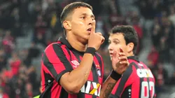 Curitba - PR - 18/05/2016 - COPA DO BRASIL 2016, ATLETICO-PR X DOM BOSCO - Crysan, jogador do Atletico-PR fazendo gesto pra torcida Atleticana durante partida contra o o Dom Bosco-MT, valida pela segunda fase da Copa do Brasil 2016 no estadio Arena da Baixada. Foto: Jason Silva/AGIF