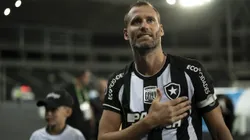 RJ - RIO DE JANEIRO - 29/06/2023 - COPA SUL-AMERICANA 2023, BOTAFOGO X MAGALLANES - Joel Carli jogador do Botafogo apos a sua ultima partida no estadio Engenhao pelo campeonato Copa Sul-Americana 2023. Foto: Jorge Rodrigues/AGIF