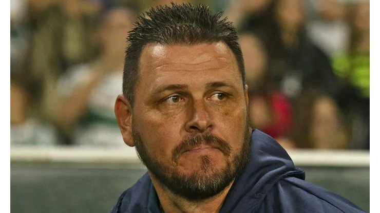 Thiago Kosloski, técnico do Coritiba, durante partida contra o Fluminense no Couto Pereira pelo campeonato Brasileiro A 2023. Foto: Gabriel Machado/AGIF