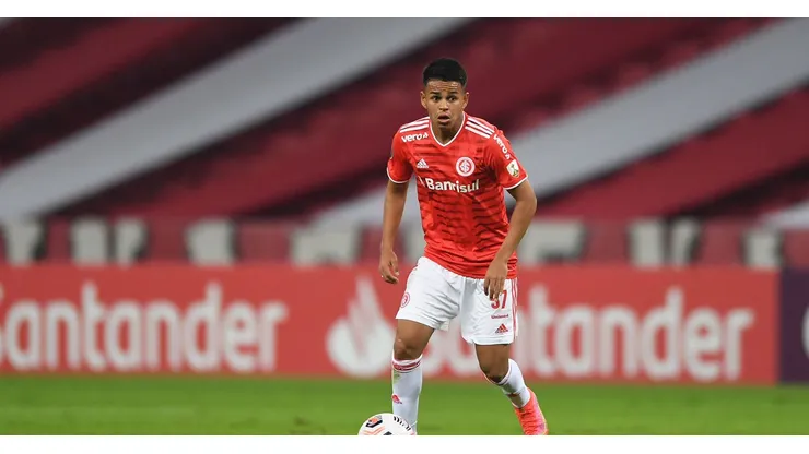 Internacional confirma lesão de Lucas Ramos e estipula data para o retorno do meia ao time de Coudet