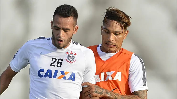 SAO PAULO - SP - 27/02/2015 - TREINO DO CORINTHIANS - Renato Augusto e Guerrero durante treino do Corinthians no CT Joaquim Grava. Foto: Mauro Horita/AGIF