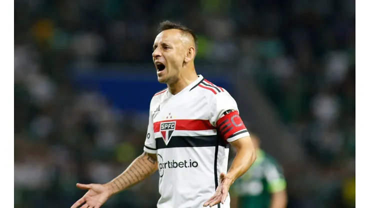 Declaração de Rafinha sobre viagem para a Alemanha pega mal e lateral entra em rota de colisão com a torcida do São Paulo