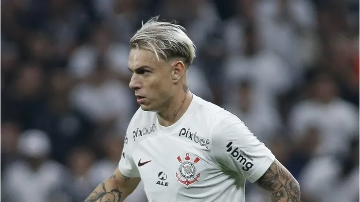 SAO PAULO, BRAZIL - JULY 25: Roger Guedes of Corinthians controls the ball during a semifinal first leg match between Corinthians and Sao Paulo as part of Copa do Brasil 2023 at Neo Quimica Arena on July 25, 2023 in Sao Paulo, Brazil. (Photo by Miguel Schincariol/Getty Images)