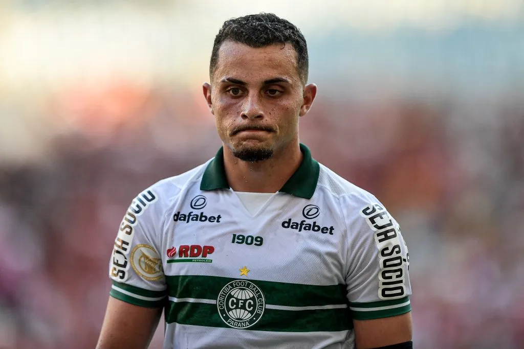 Revelado no Vasco, Bruno Gomes foi rebaixado no Coritiba e está no radar de Diniz no Fluminense – Foto: Thiago Ribeiro/AGIF